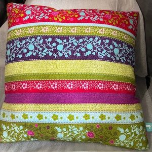 J. Queen New York Throw Pillow Colorful Floral Decorative Bedroom Living 18”x18”